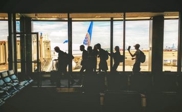 tips for traveling with a big group