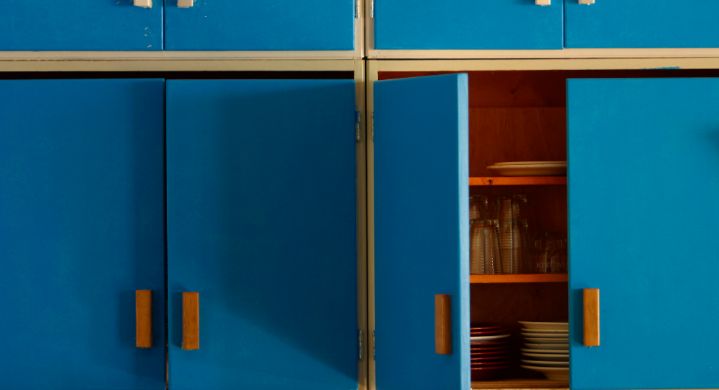 blue 60s kitchen cabinets, organizing kitchen cabinets