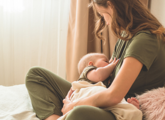 mom breastfeeding her baby, breastfeeding help in Dallas