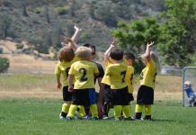 kids soccer team huddle