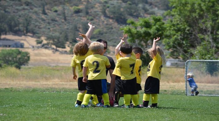 kids soccer team huddle