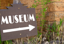 A sign that says museum with an arrow.