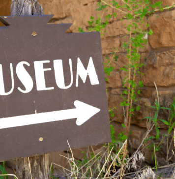 A sign that says museum with an arrow.